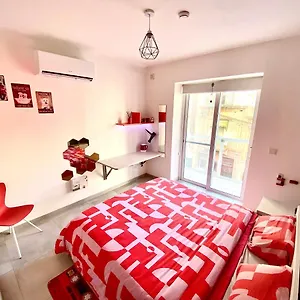 Private En-suite With Balcony In Shared Alloggio in famiglia Pietà